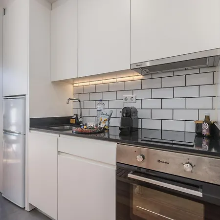 New!central W/ Sunny Terrace - 9 Min Walk Trindade