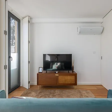 New!central W/ Sunny Terrace - 9 Min Walk Trindade