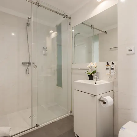 New!central W/ Sunny Terrace - 9 Min Walk Trindade Apartment *